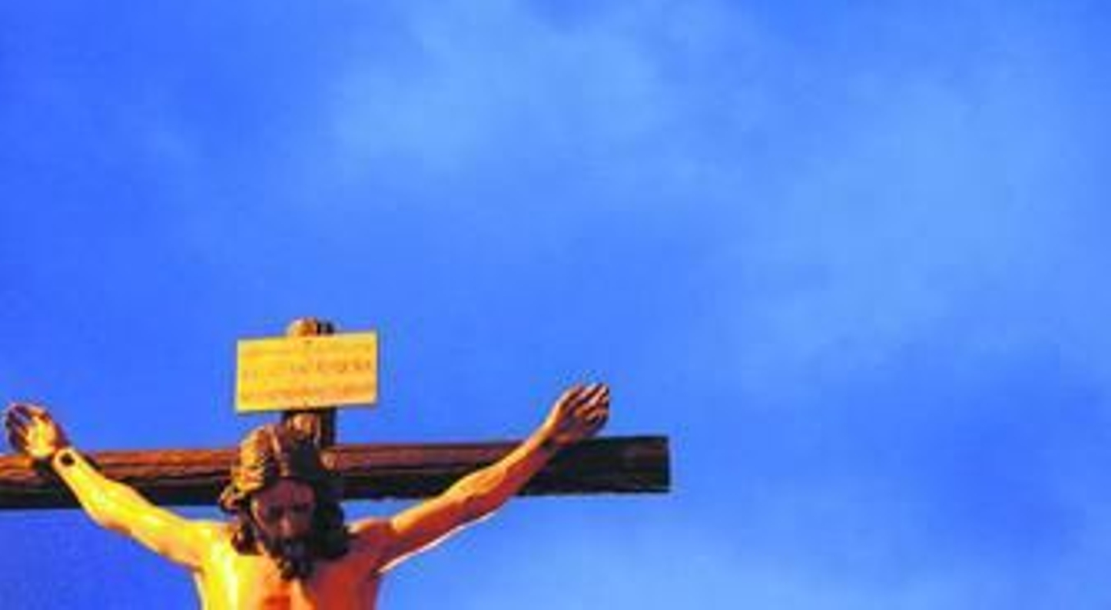 El Cristo del Silencio clavado en la Cruz, con el cielo de La Línea de fondo.