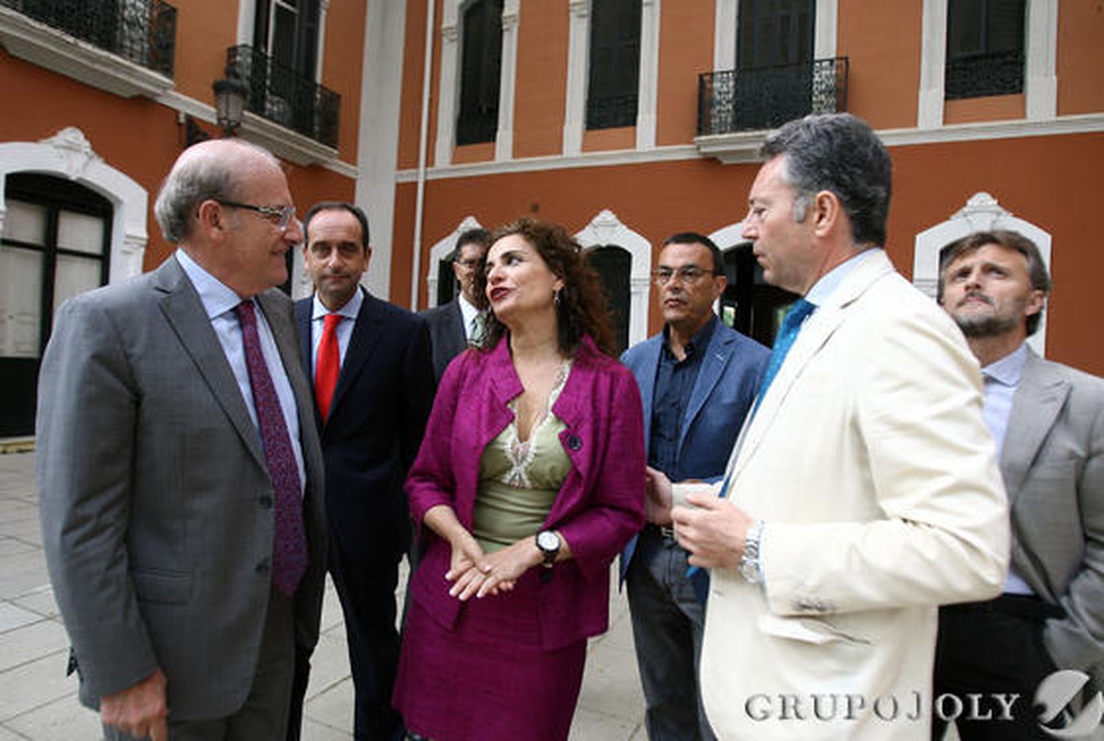 El alcalde de Huelva, Pedro Rodríguez, escucha las palabras de la consejera María Jesús Montero en presencia de José Joly, presidente del Grupo Joly, en el patio de la Casa Colón de la capital onubense, antes del acto. En un segundo plano, Alberto Delgado, director territorial de Banco Santander; Ignacio Caraballo, presidente de la Diputación de Huelva; y José Fiscal, delegado del Gobierno de la Junta en Huelva.

Foto: Josué Correa