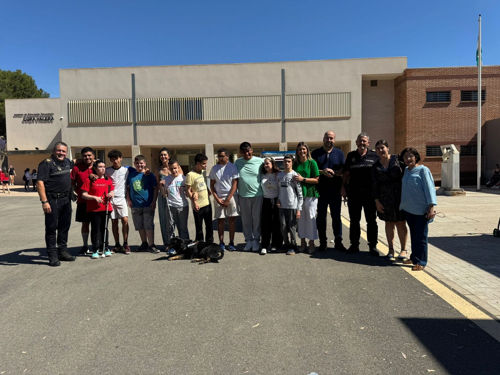 Dos agentes de la Policía Local y un perro de la unidad canina acudieron al IES Cura Valera esta semana