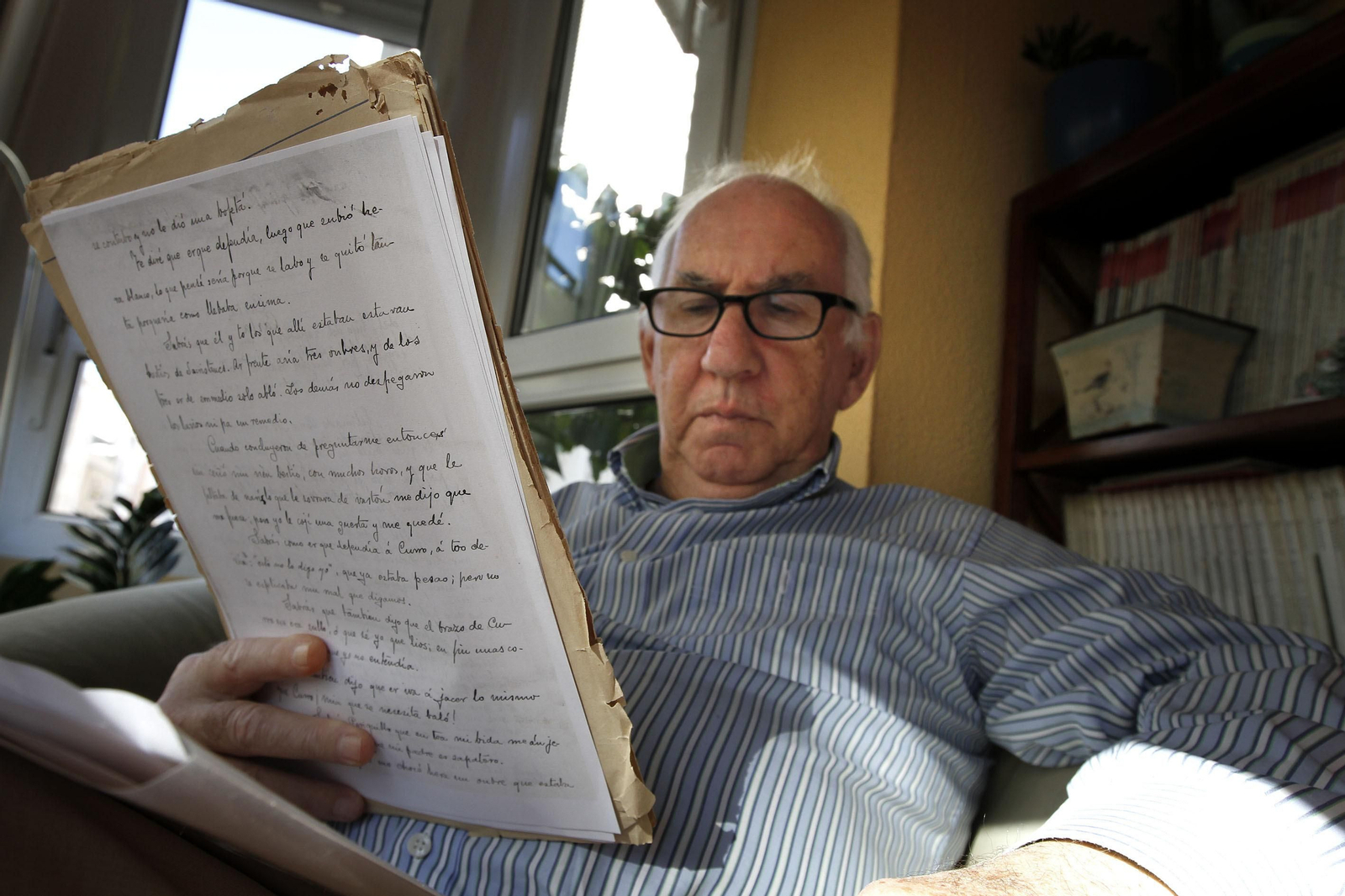 Justo Juliá, cuyo abuelo fue amigo de Manuel de Falla, con algunos manuscritos de finales del siglo XIX de la revista 'Dinamita'.