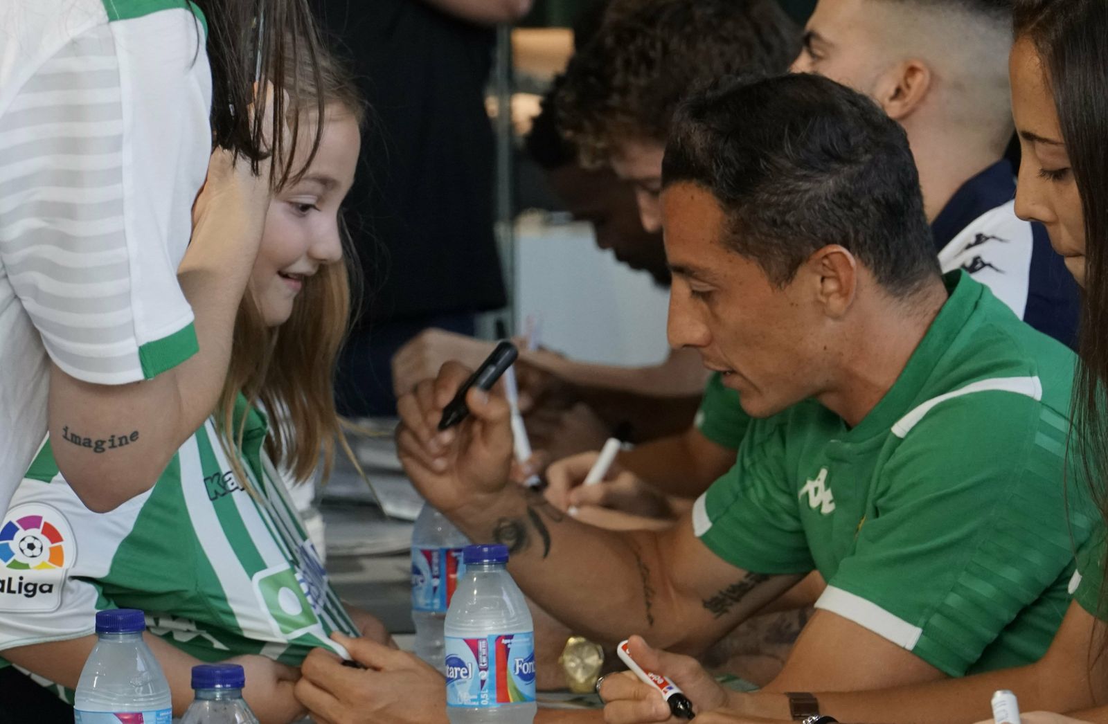 Firma de autógrafos de los jugadores del Betis