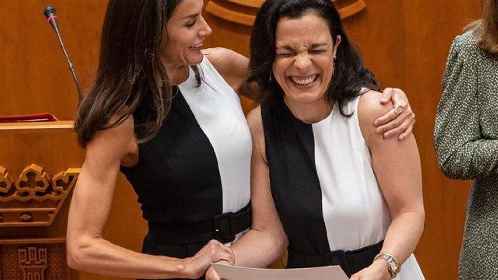 La Reina Letizia abraza a la sevillana Inmaculada Vibas tras hacerle entrega de su galardón.