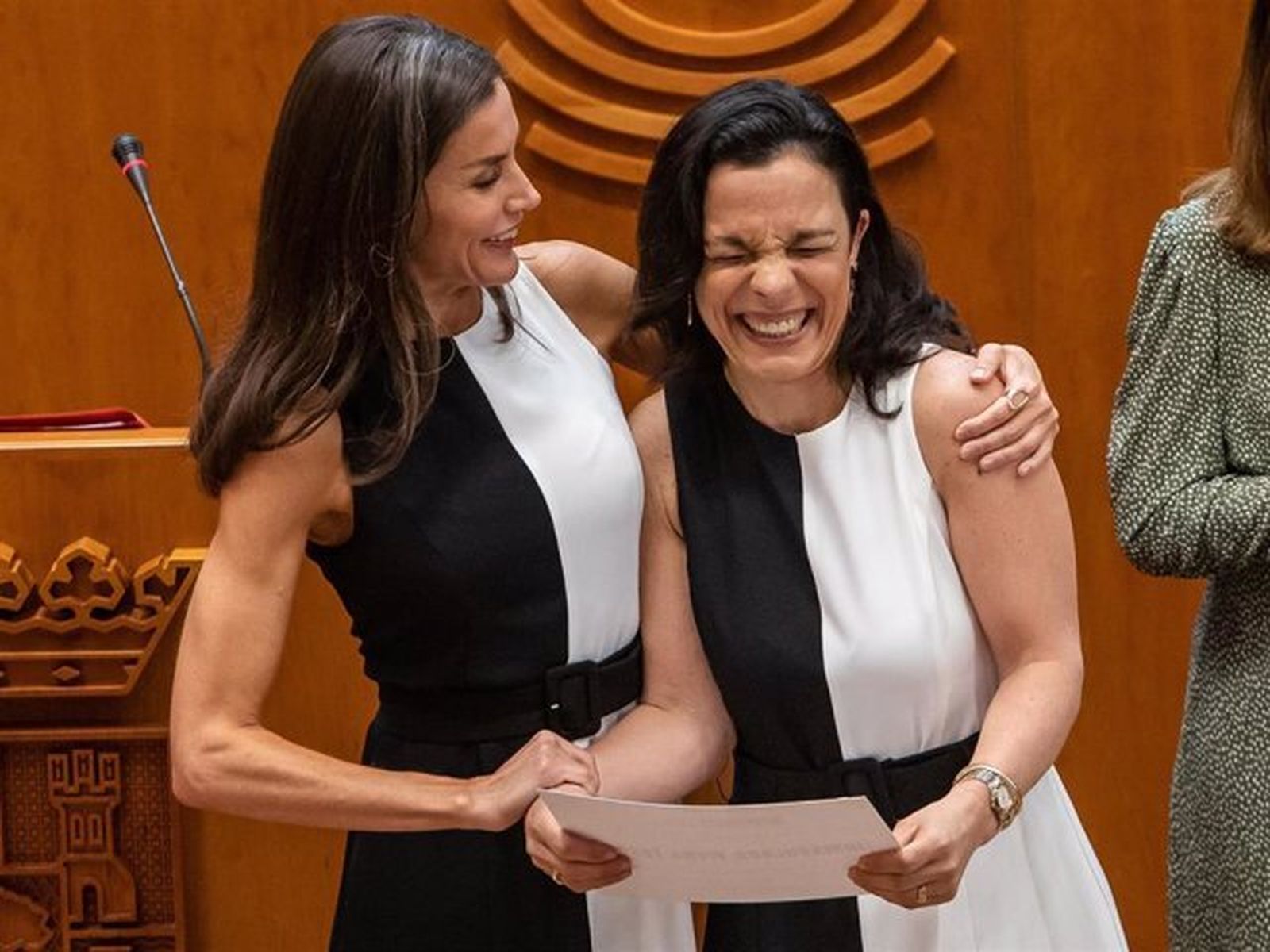 La Reina Letizia abraza a la sevillana Inmaculada Vibas tras hacerle entrega de su galardón.