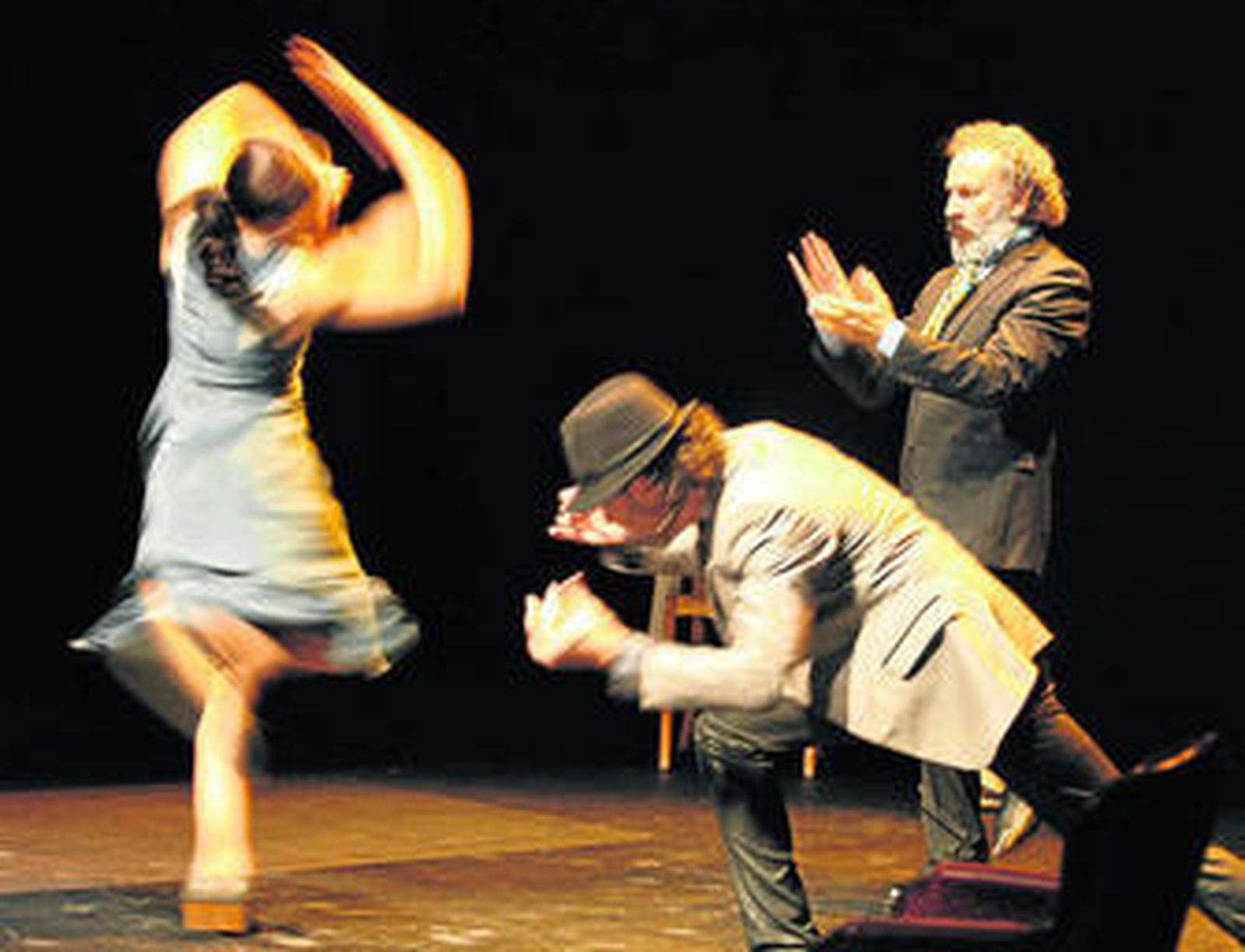Chloé Brülé, Marco Vargas y Juan José Amador durante el estreno de 'Libertino' en el FIT de Cádiz.