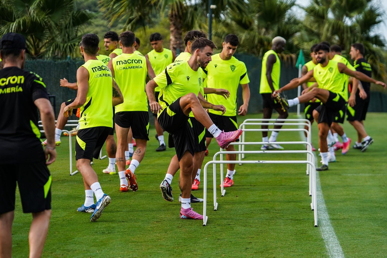 Los rojiblancos realizan un ejercicio con vallas durante una de las sesiones de entrenamiento desarrolladas en el stage de Marbella.
