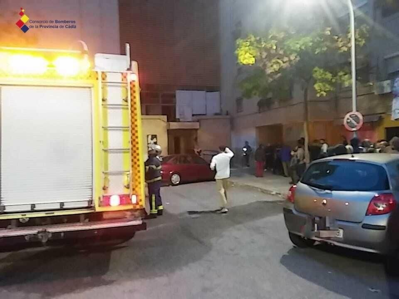 Numerosos vecinos presenciaron la actuación de los bomberos.