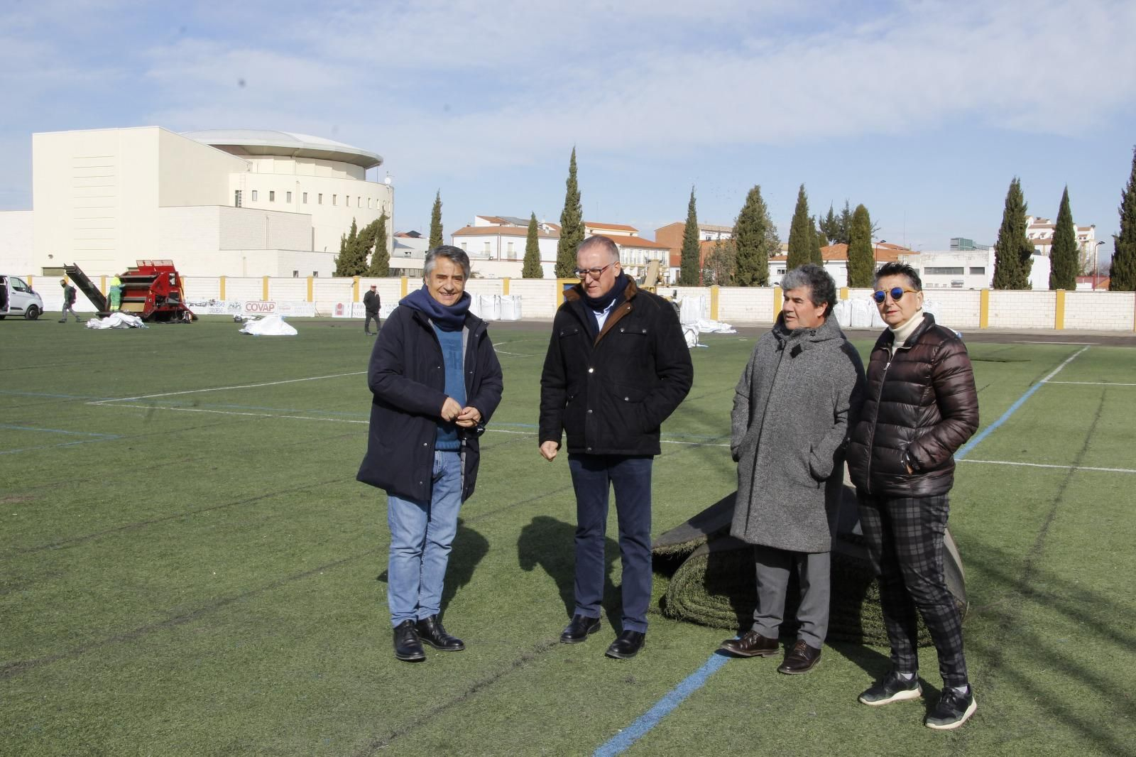 Las autoridades visitan el campo de fútbol de Hinojosa del Duque.