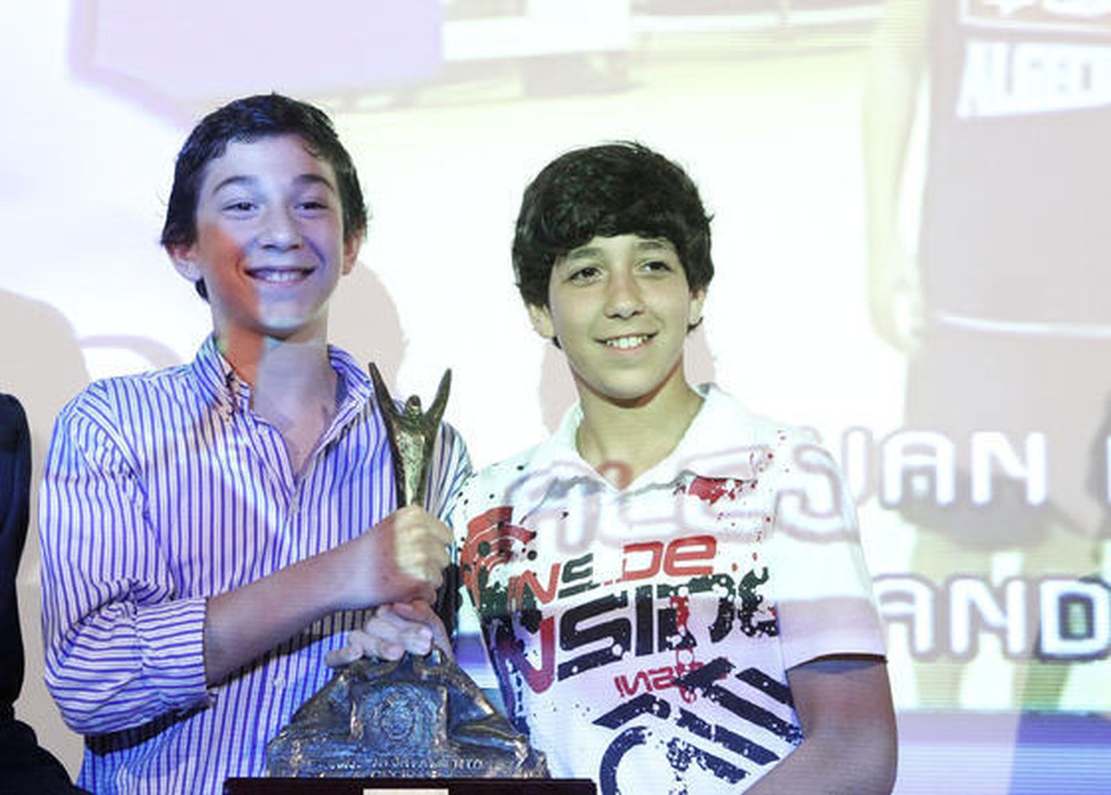 Los ganadores posan con los trofeos  Foto: Vanessa Perez