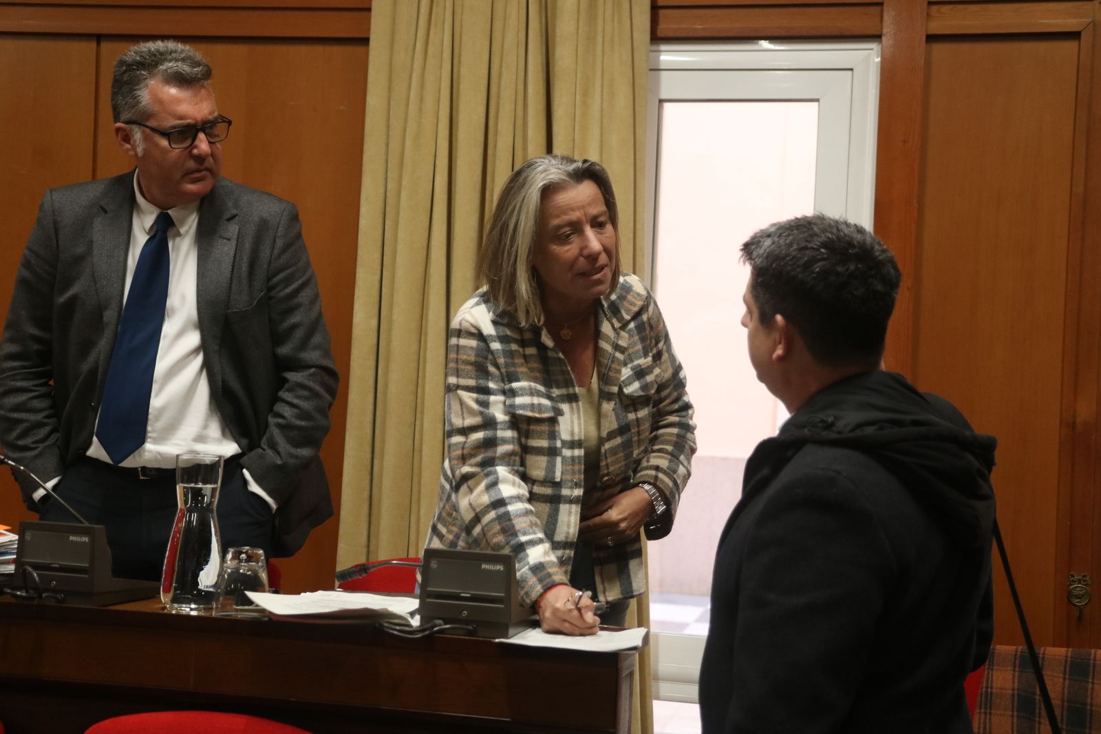 La presidenta del Imtur, Isabel Albás, conversa con el edil de IU Pedro García en el último Pleno.