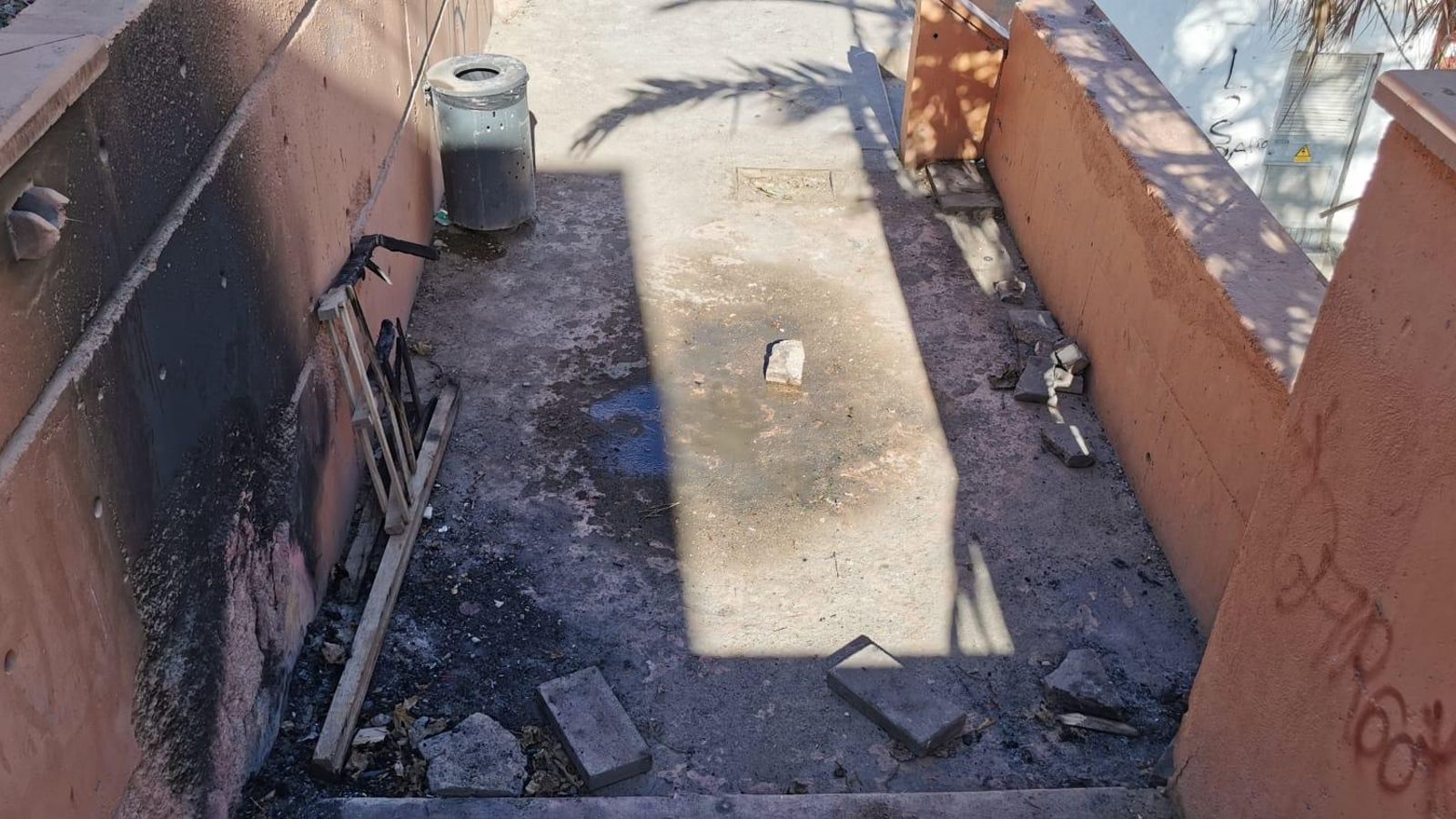 Suciedad en la zona de subida aledaña a la muralla.