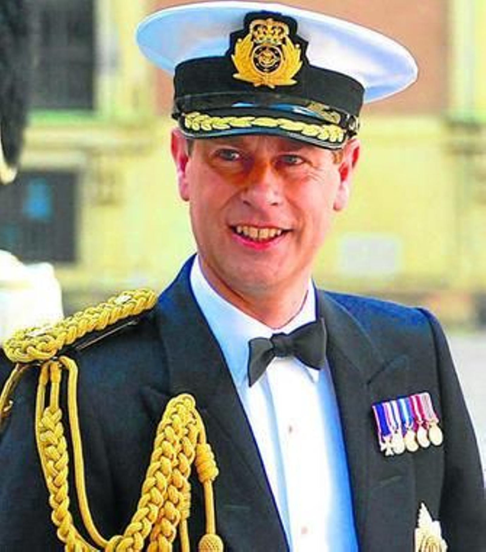 El hijo de la reina Isabel de Inglaterra, con el uniforme de gala del ejército británico.