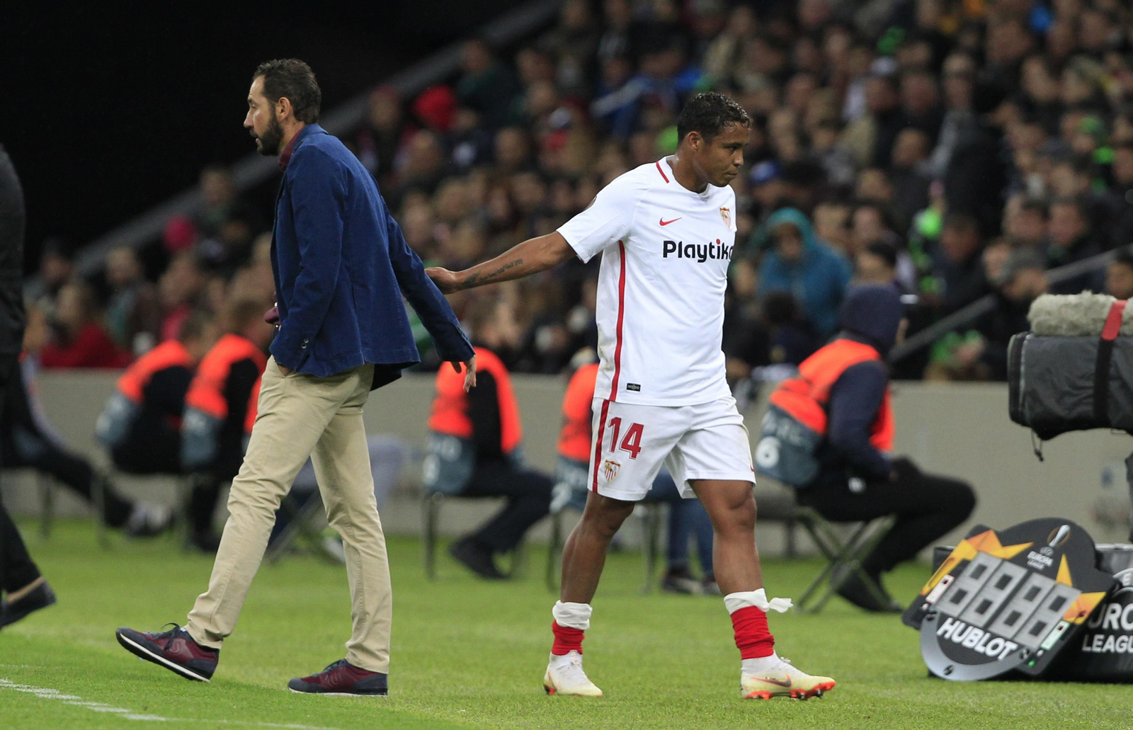 Muriel saluda a Pablo Machín al abandonar el campo en Krasnodar.