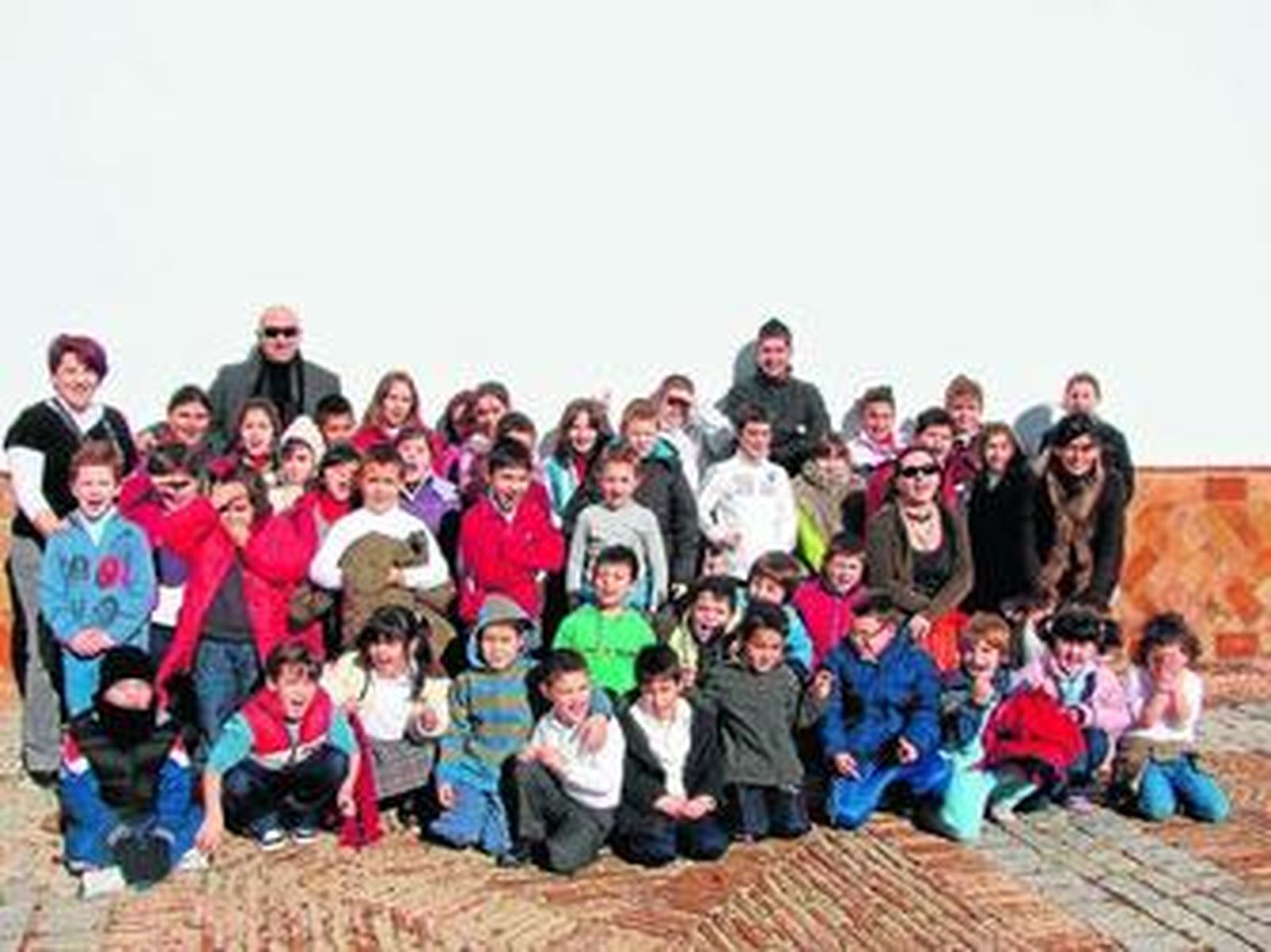 Bonaño con los alumnos de Primaria que participaron en el taller pictórico.