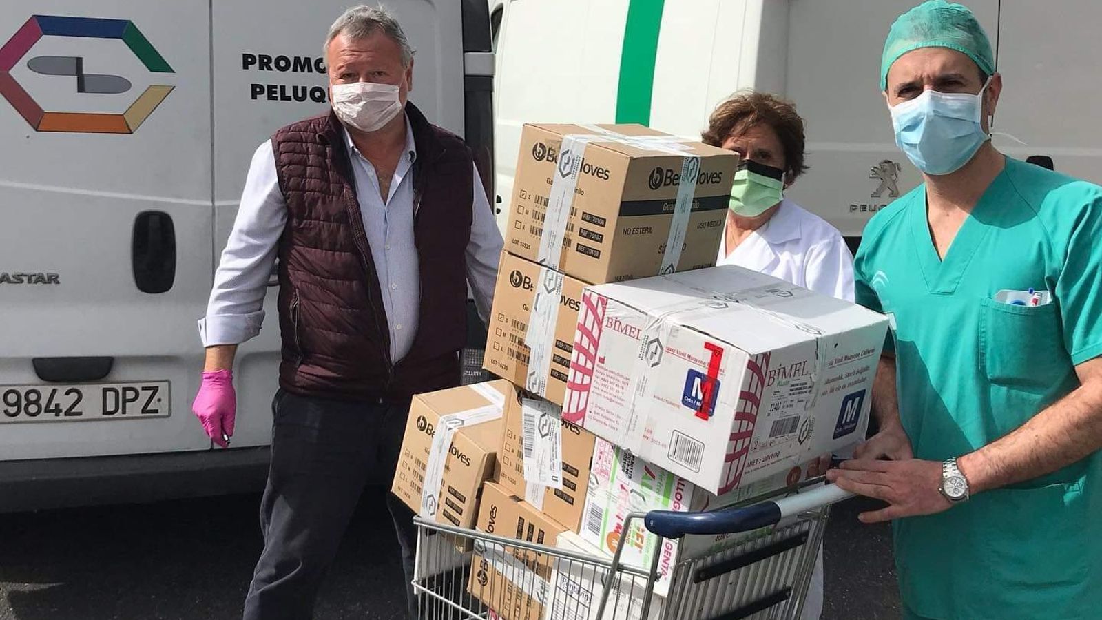 Monento de la entrega de 'Promociones Peluquerías' donó este jueves guantes al hospital.