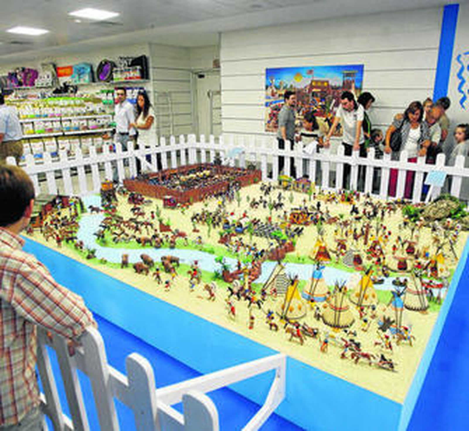 Colección dedidacada al salvaje oeste de Playmobil, ayer en el Hipercor Ronda de Córdoba.