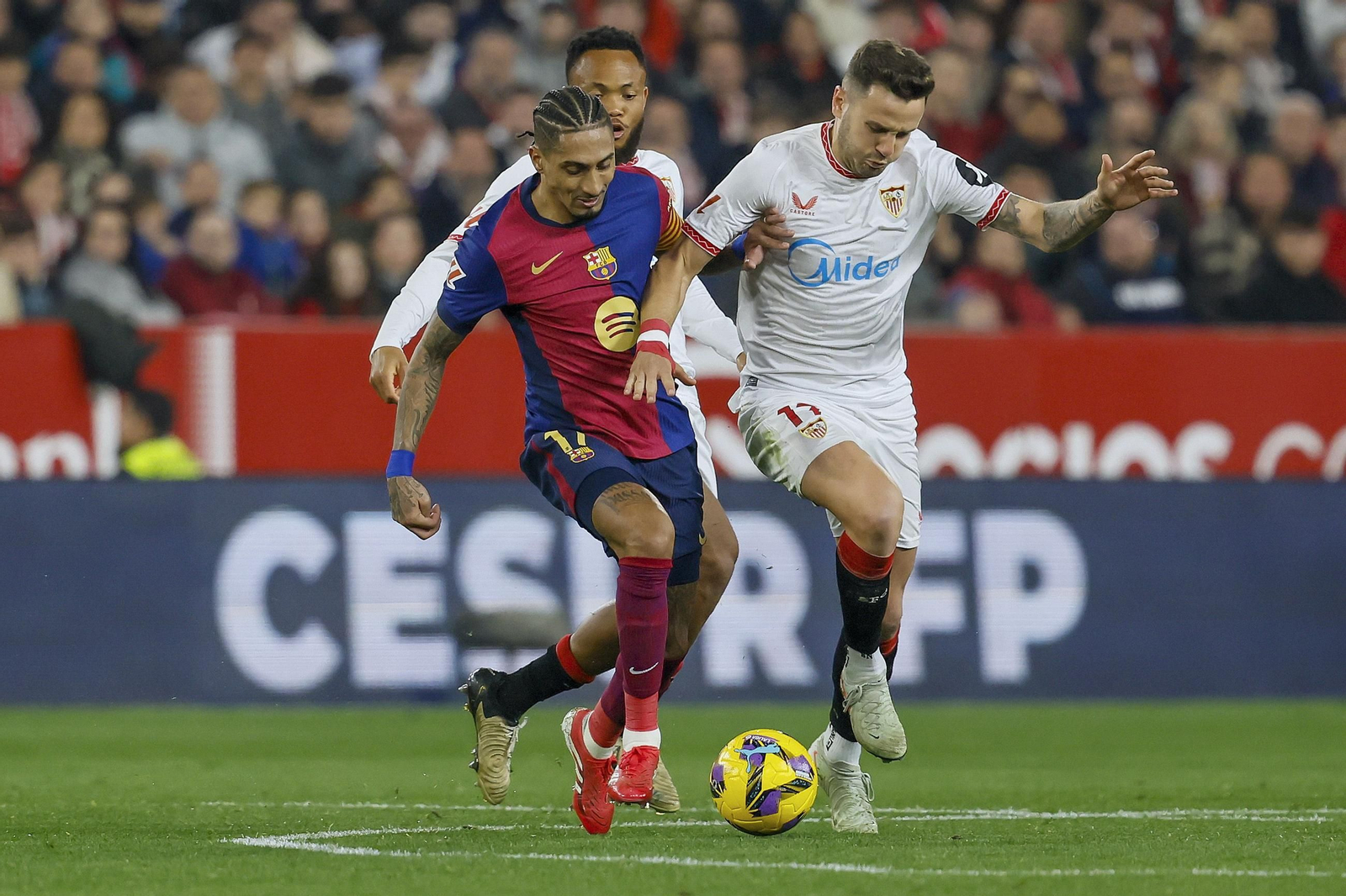 Las fotos del pobrísimo paso de Saúl Ñíguez por el Sevilla