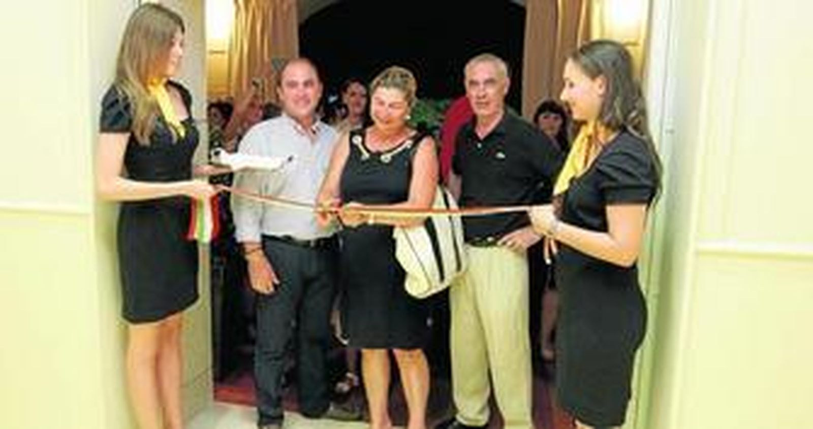 Elita Abad, concejala de hacienda, junto a Mariano Ramírez y Luis Estévez, propietarios del Restaurante La Tahona.