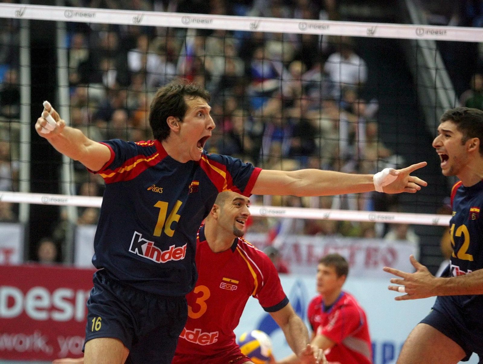 Julián García-Torres (nº 16) corre eufórico tras convertir a España en campeona de Europa.