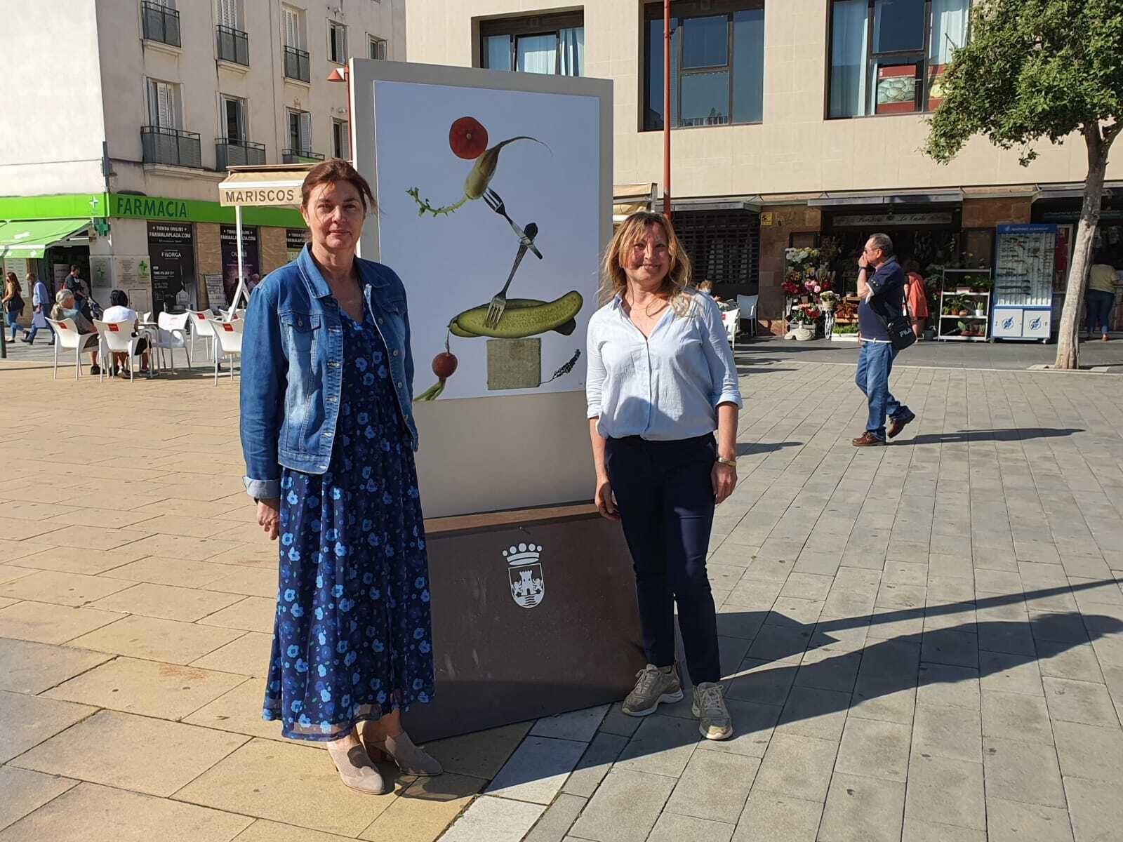 La concejala de Turismo y Mercado, Pepa Vela, en la exposición 'Instantes infinitos. Los sabores de Chiclana', de la artista Inés Gontad.