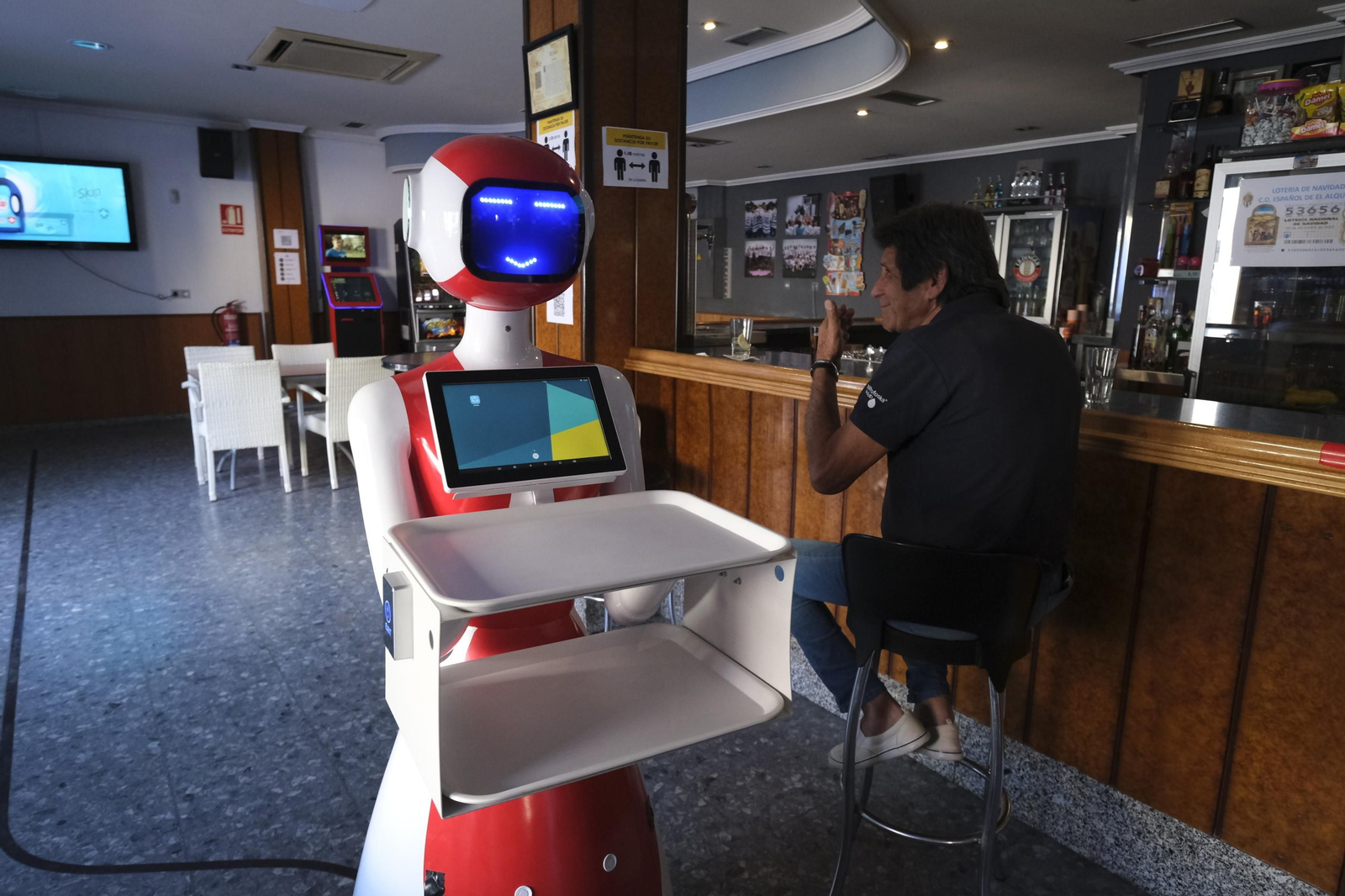 Fotogalería de Herbelita, la robot camarera de El Alquián.