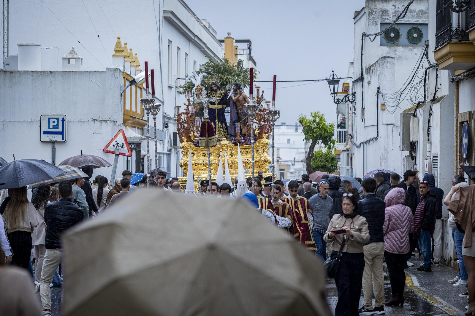 En imágenes,  El Prendimiento de San Fernando tuvo que volverse a su templo entre lágrimas y lluvia