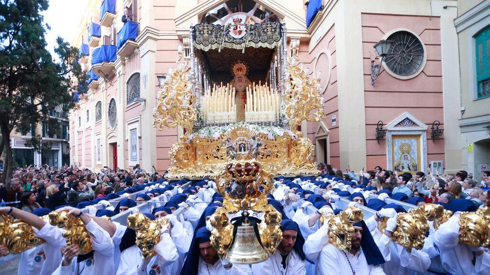 El trono de la Virgen de la Paloma nada más salir de su capilla.