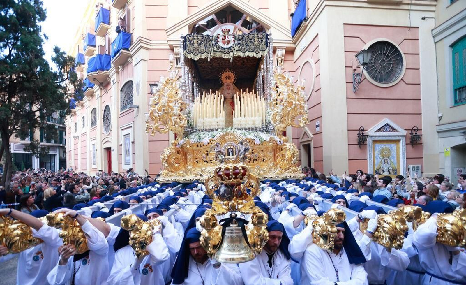 El trono de la Virgen de la Paloma nada más salir de su capilla. El trono de la Virgen de la Paloma nada más salir de su capilla.