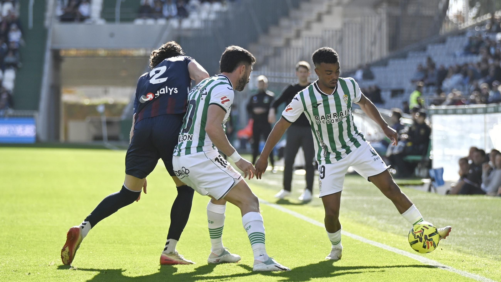 Dalisson controla el balón en presencia de Cubero y Jacobo.