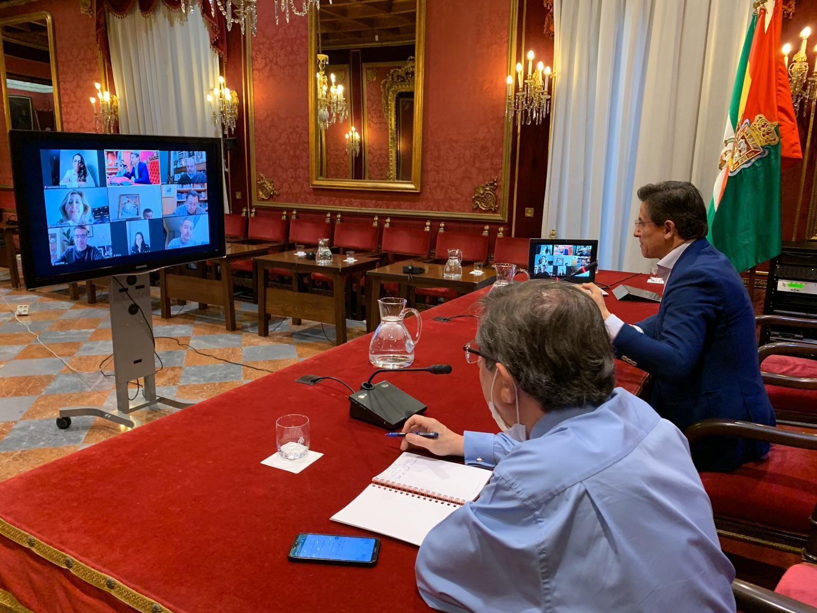 Los políticos locales guardan las distancias