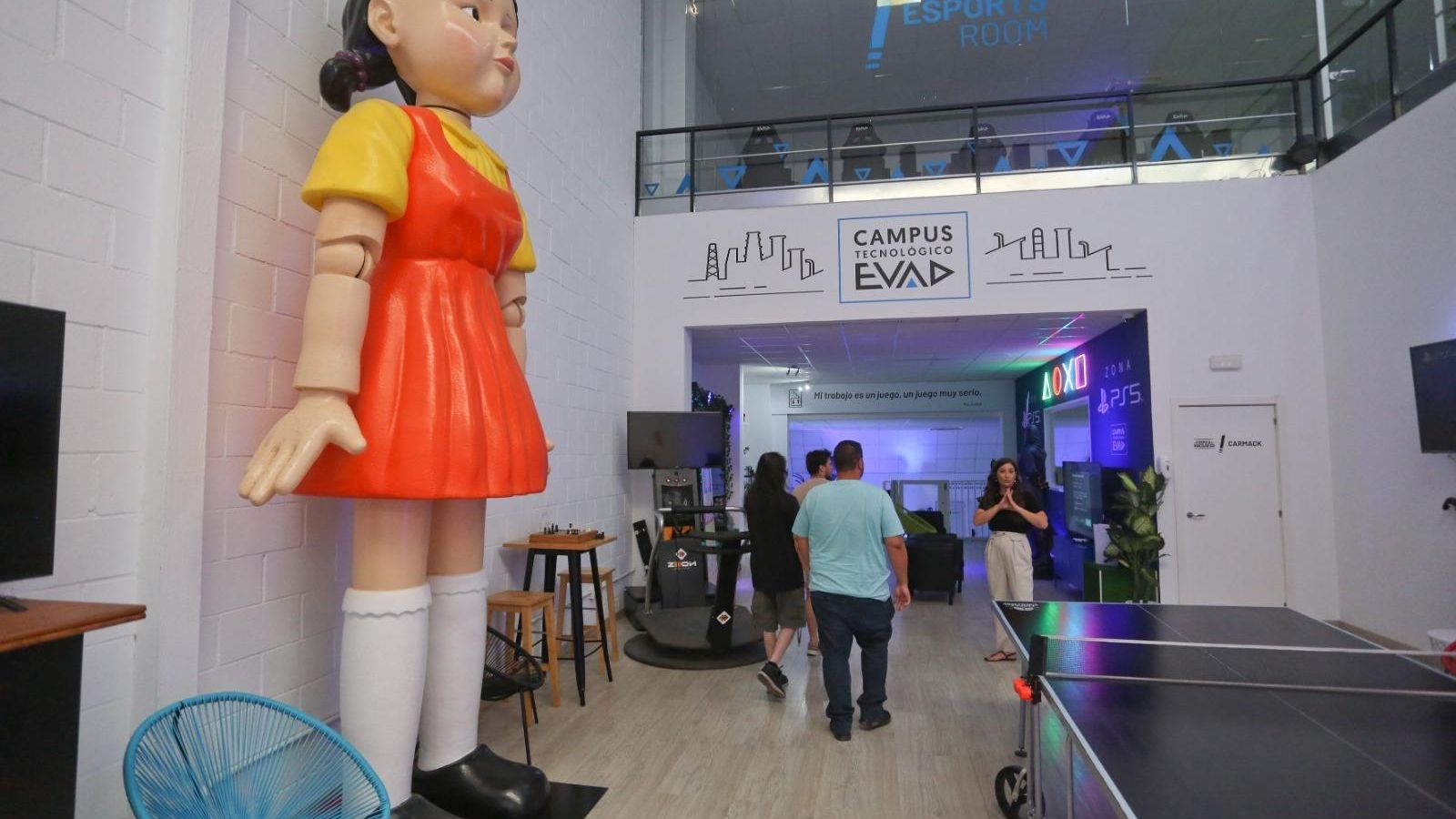 Creadores del videojuego en las instalaciones de la EVAD.