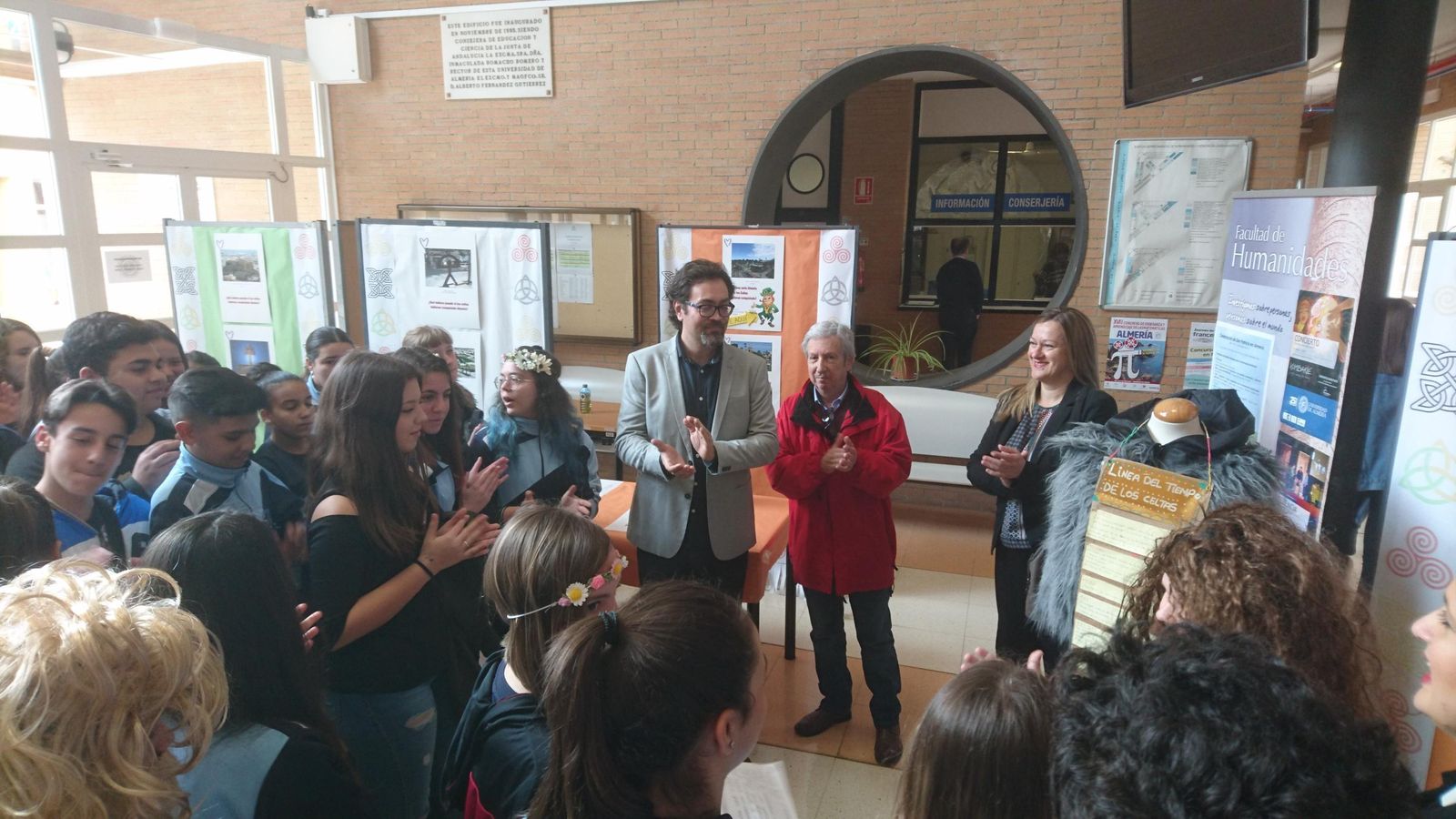Momento de la inauguración de la exposición en la Universidad de Almería.