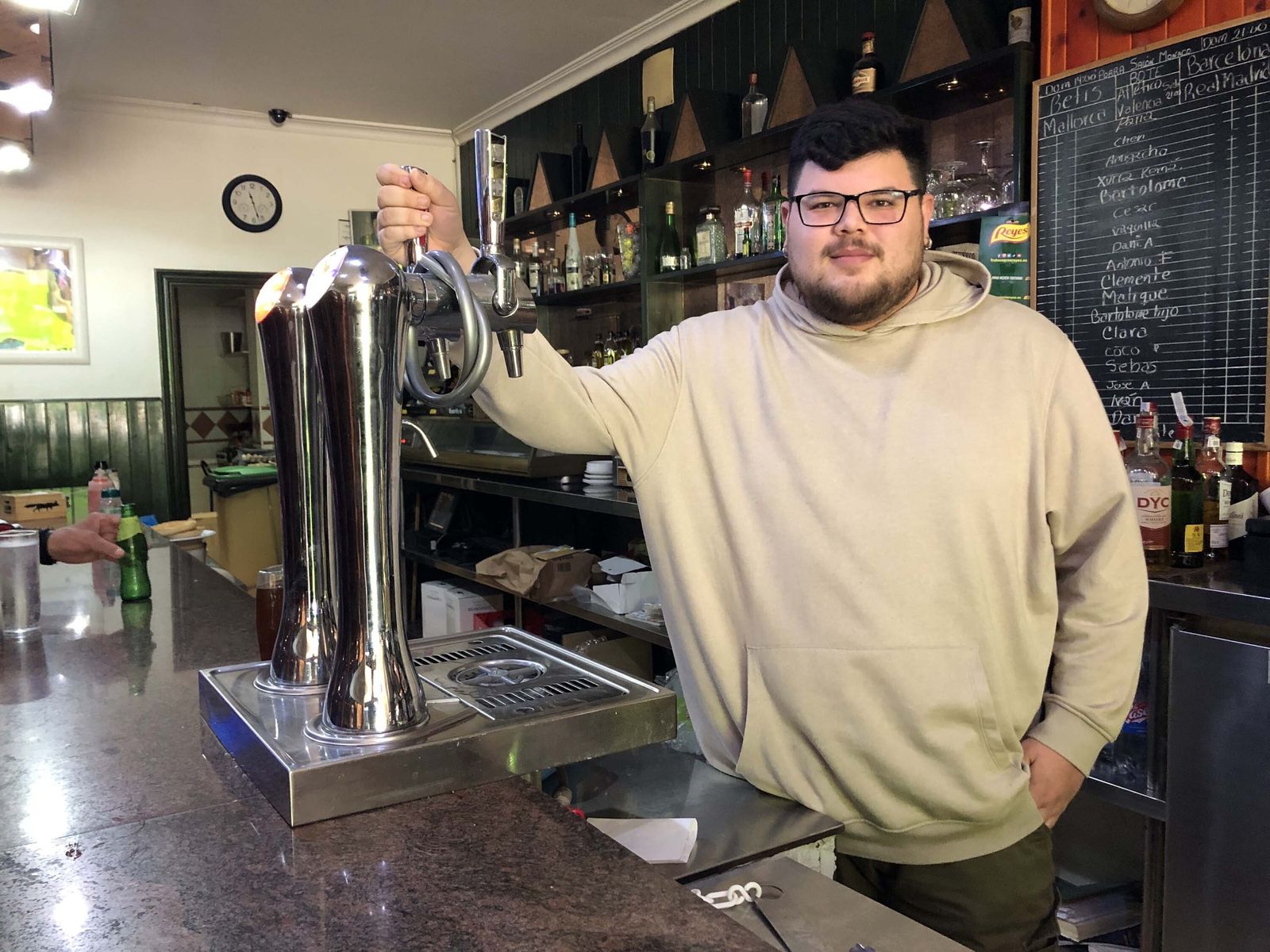 Iván Stiben Gaviria Quintero, en el bar donde trabaja en Cartaya, este martes