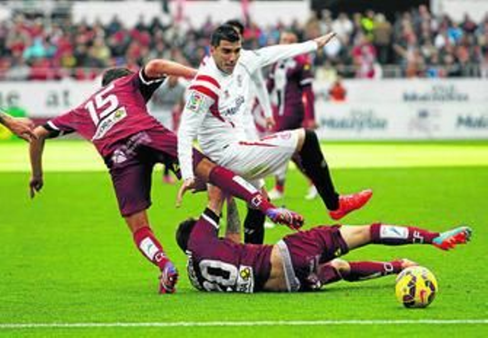 Reyes sortea con habilidad la entrada de dos jugadores del Córdoba, Zuculini y Deivid.