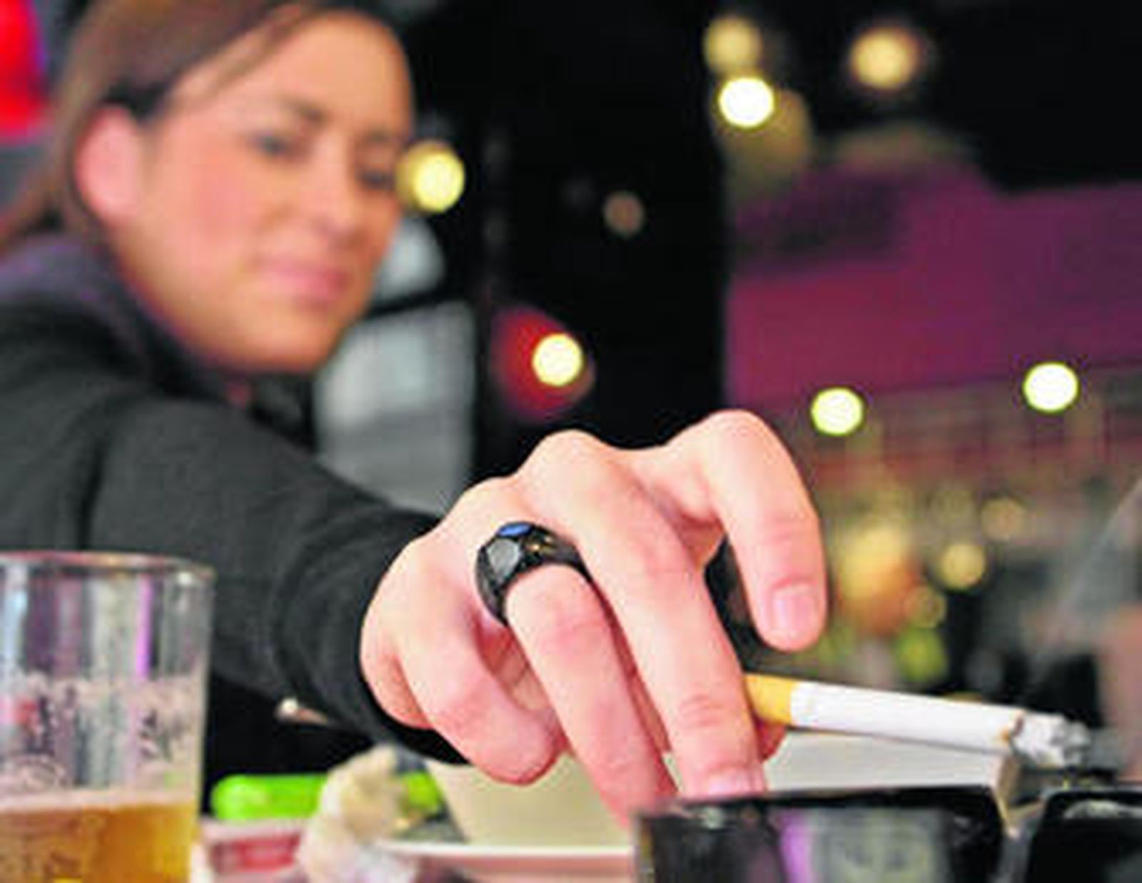 Con la nueva ley antitabaco, que previsiblemente saldrá a principios de año, estará prohibido fumar en todo espacio público cerrado.