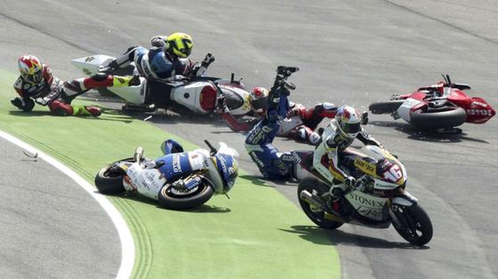 Aparatosa caída en Moto2.

Foto: efe