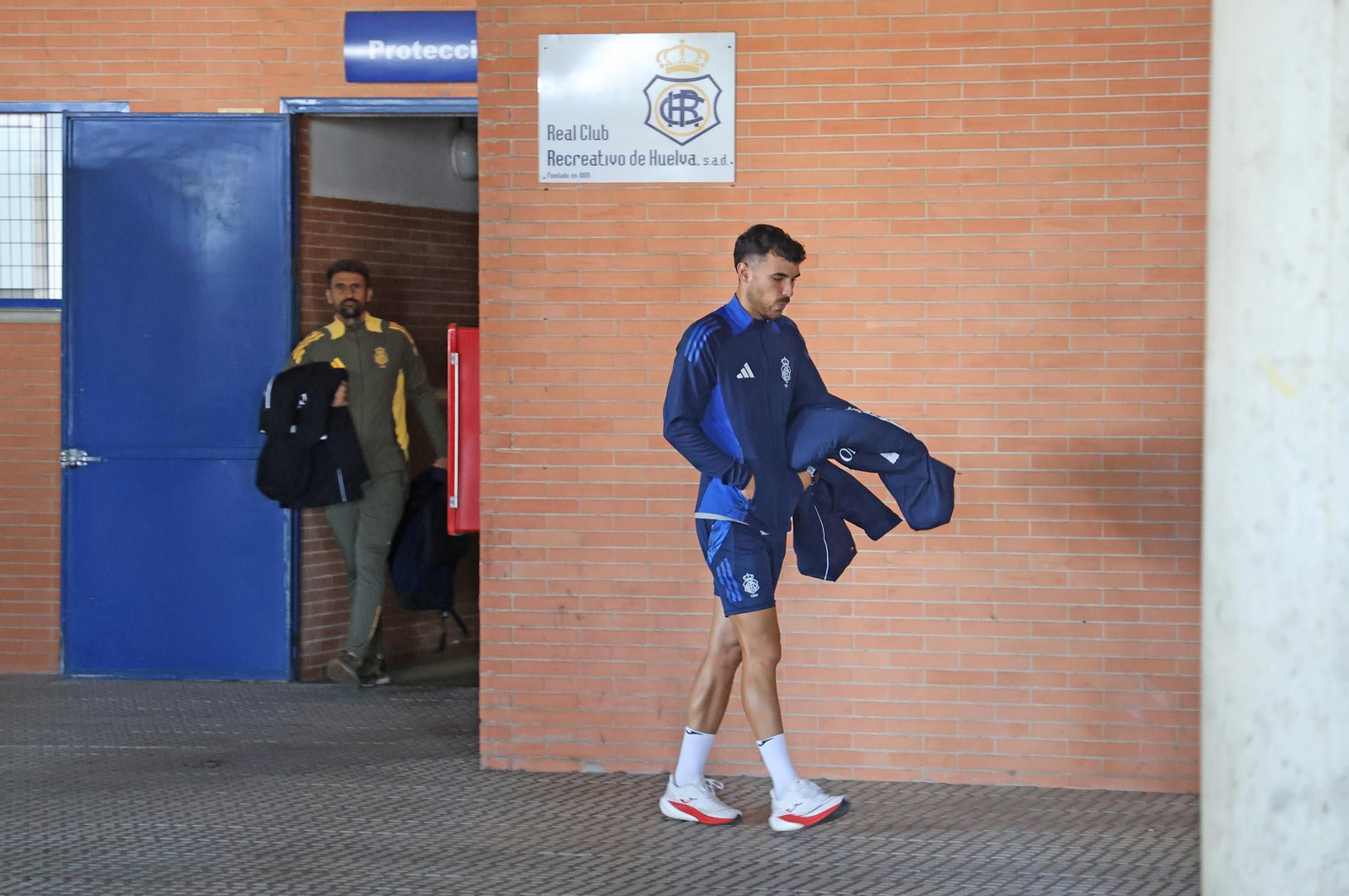 Imágenes de la salida en autobús del Recreativo de Huelva hacia Madrid