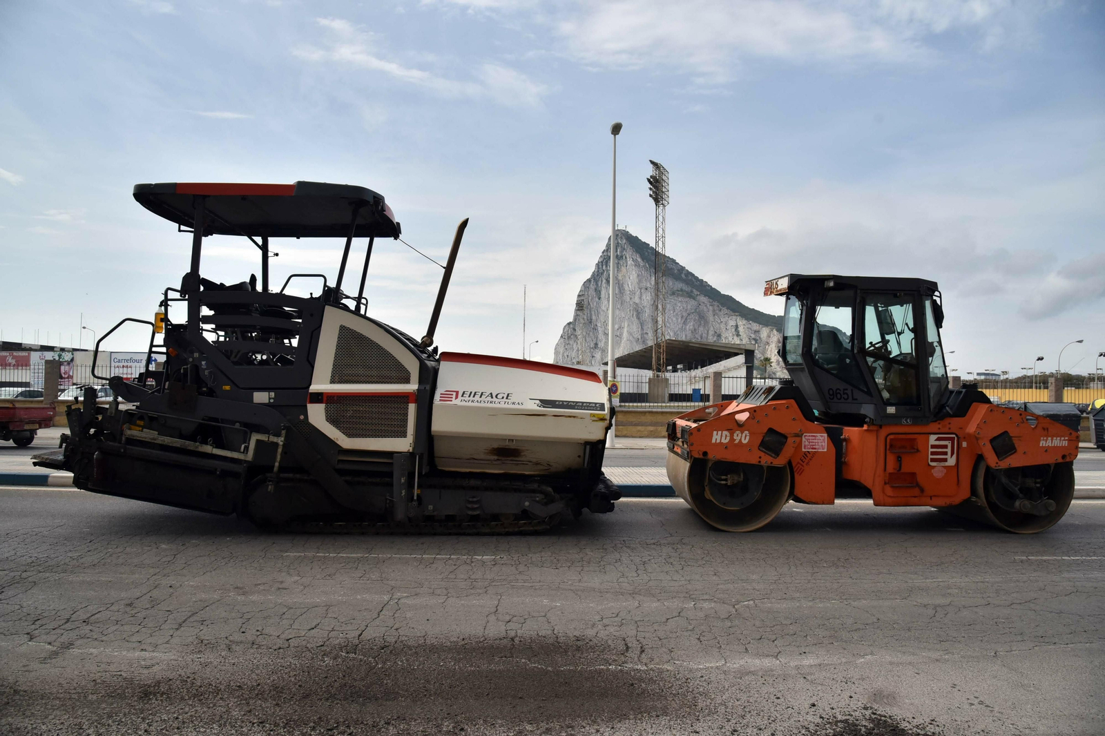 Obras de un plan de asfaltado anterior en La Línea