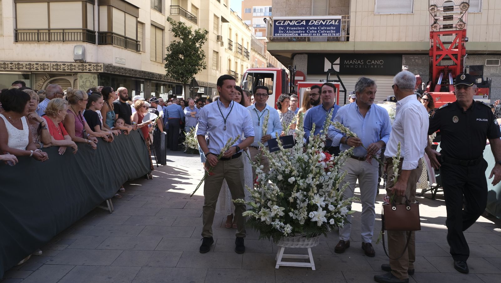 Imágenes de la ofrenda floral a la Virgen del Mar. Feria de Almería 2022