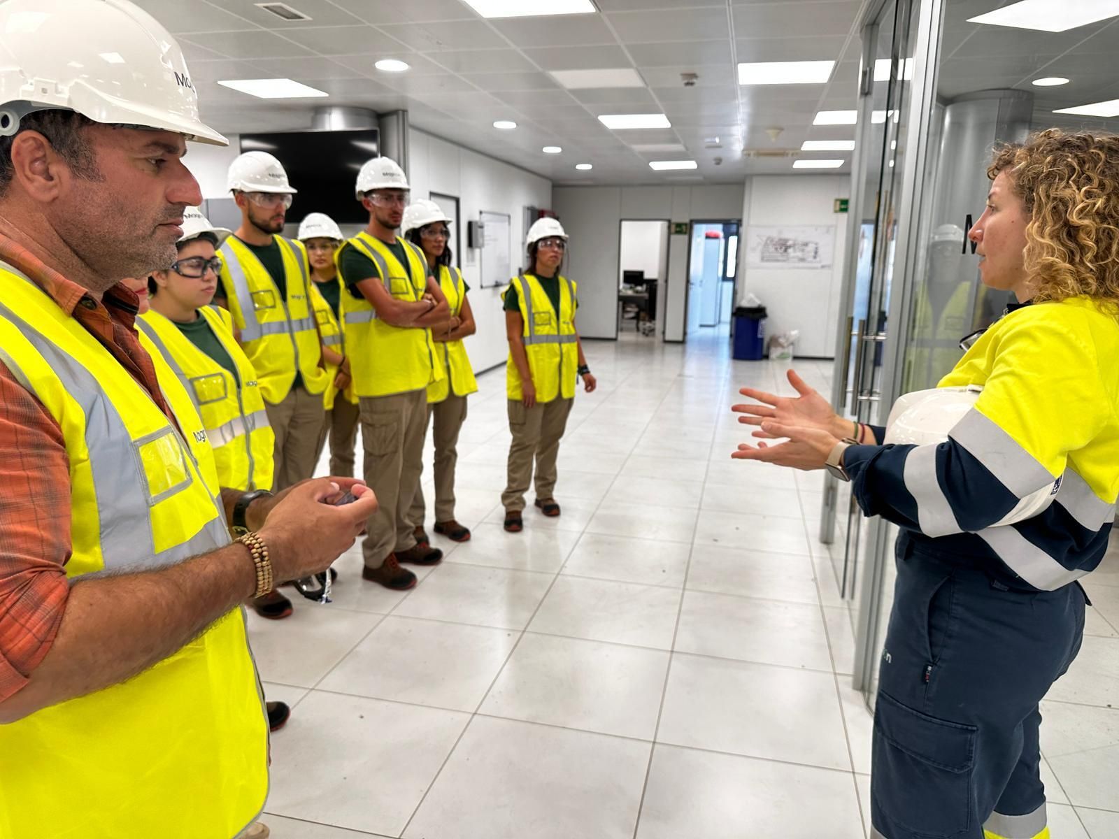 Un momento de la visita a las instalaciones de Magnon en Huelva.