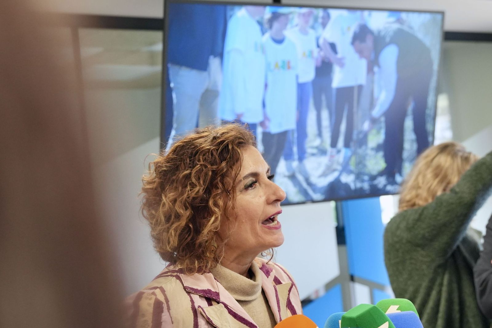 María Jesús Montero en su visita a las instalaciones de Moeve en Huelva esta mañana.