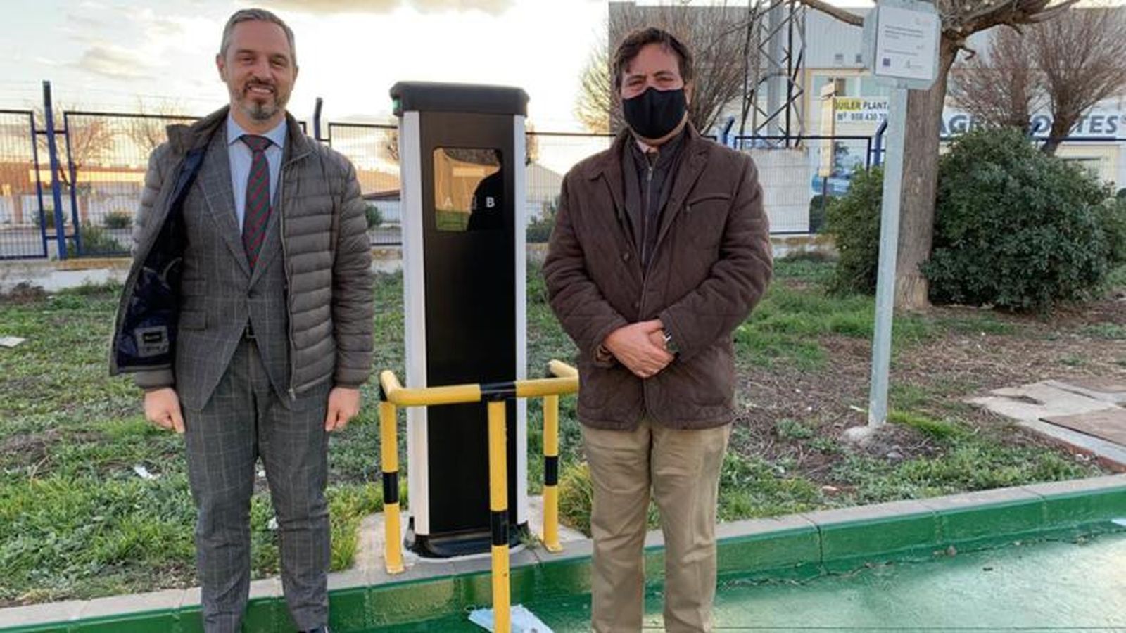 El consejero de Hacienda y Financiación Europea, Juan Bravo, junto al director de Veiasa, Francisco Delgado, en la inauguración de los primeros cargadores en las ITV.