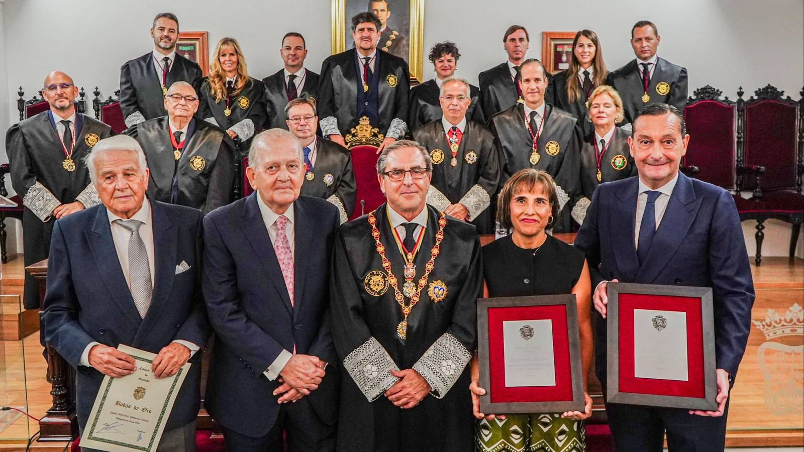 El decano, Leandro Cabrera, acompañado de los Botones de Oro (izquierda) y distinguidos (derecha) y respaldado por la Junta de Gobierno.
