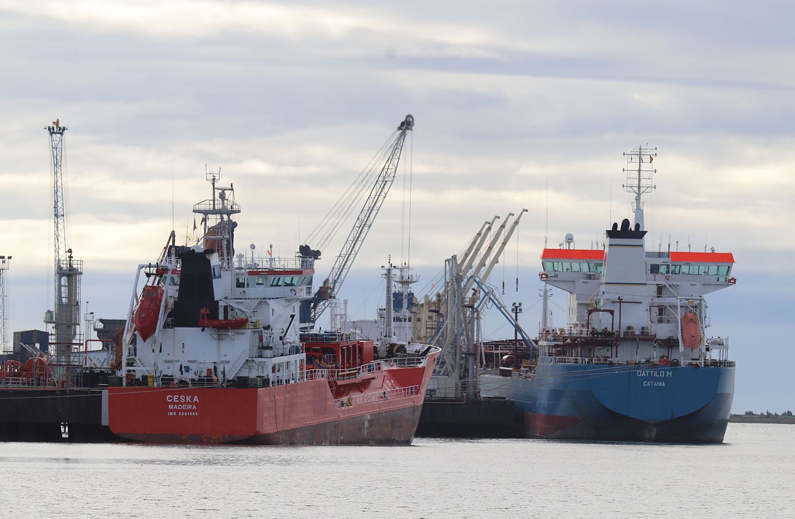 Dos buques atracados en el Muelle de Palos en el Puerto Exterior de Huelva.
