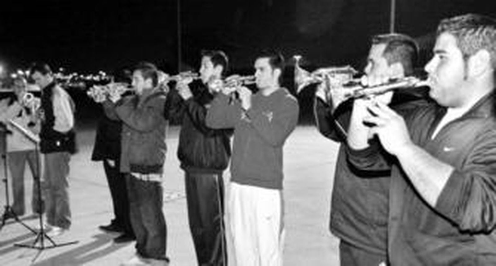 Algunos de los integrantes de la Banda de Cornetas y Tambores de la Fuensanta, en una jornada de ensayo en el recinto ferial de El Arenal.