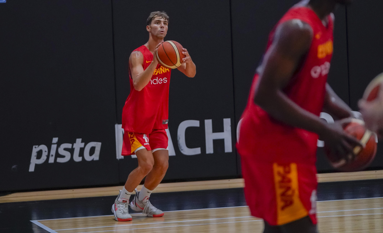 Javi Rodríguez lanza a canasta en un entrenamiento reciente con España sub 18.