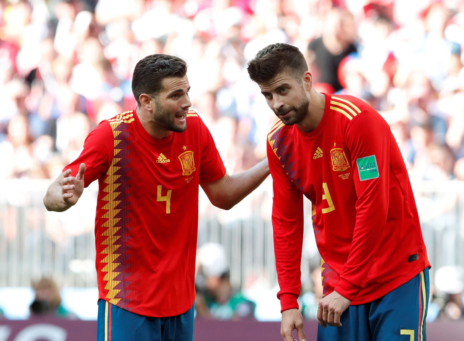 Nacho habla con Piqué.