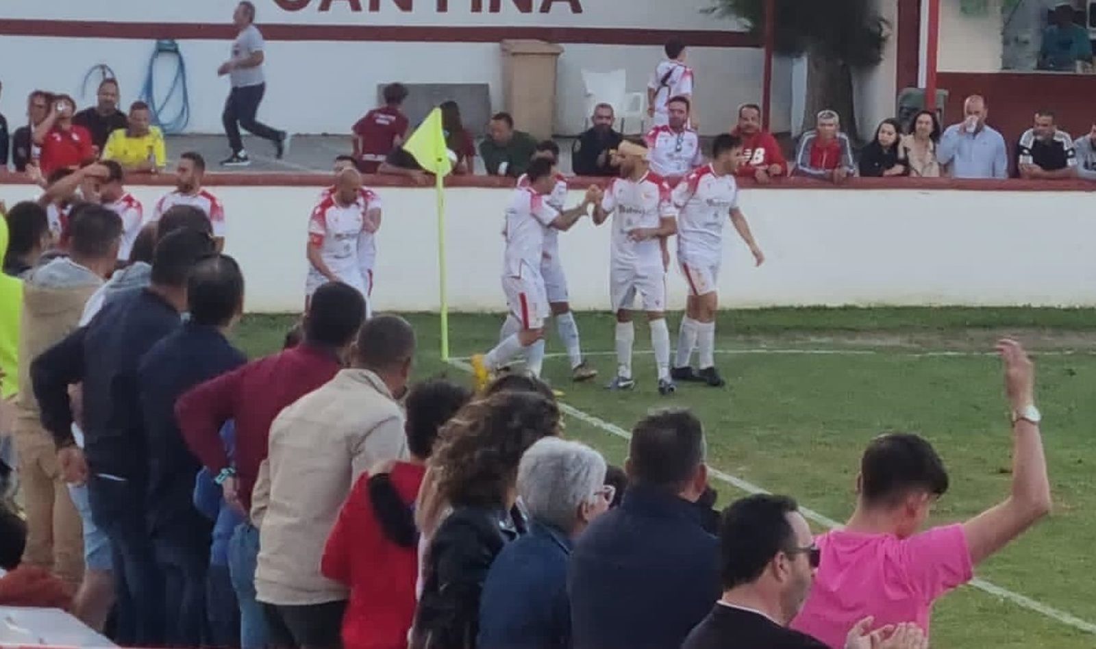Abrazos entre los chiclaneros para celebrar el primer gol.