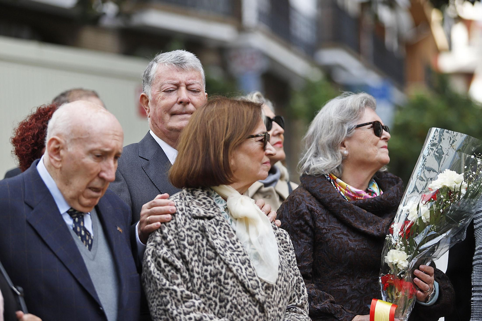 Imágenes de la Ofrenda de flores y rezo ante el monumento a la Inmaculada en Huelva