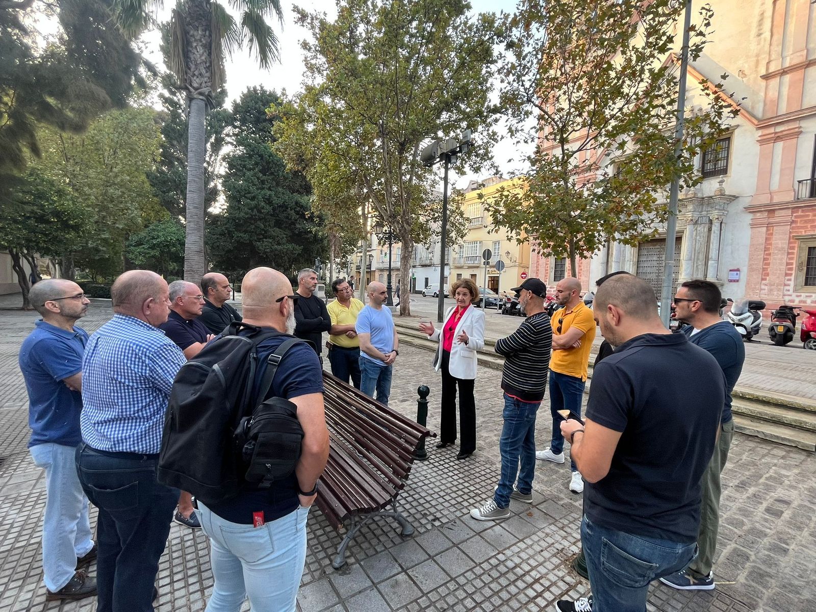 La portavoz de Ciudadanos, Lucrecia Valverde, atiende a los trabajadores del servicio de vigilancia de los edificios municipales.