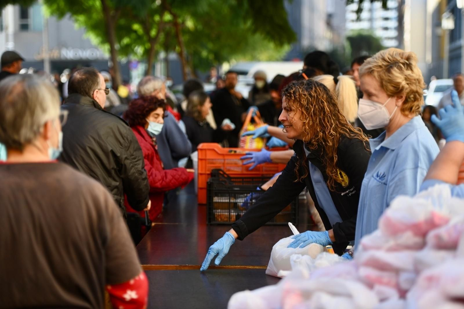 Nadie sin cena de Nochebuena, gracias a los Ángeles Malagueños de la Noche